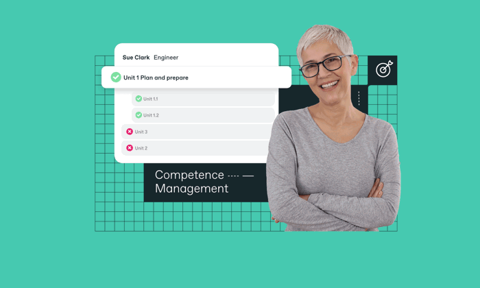 Uma pessoa sorridente, com cabelo grisalho curto e uma camisa de manga comprida cinzenta, ao lado de uma lista intitulada "Gestão de competências" com marcas de verificação de conclusão.