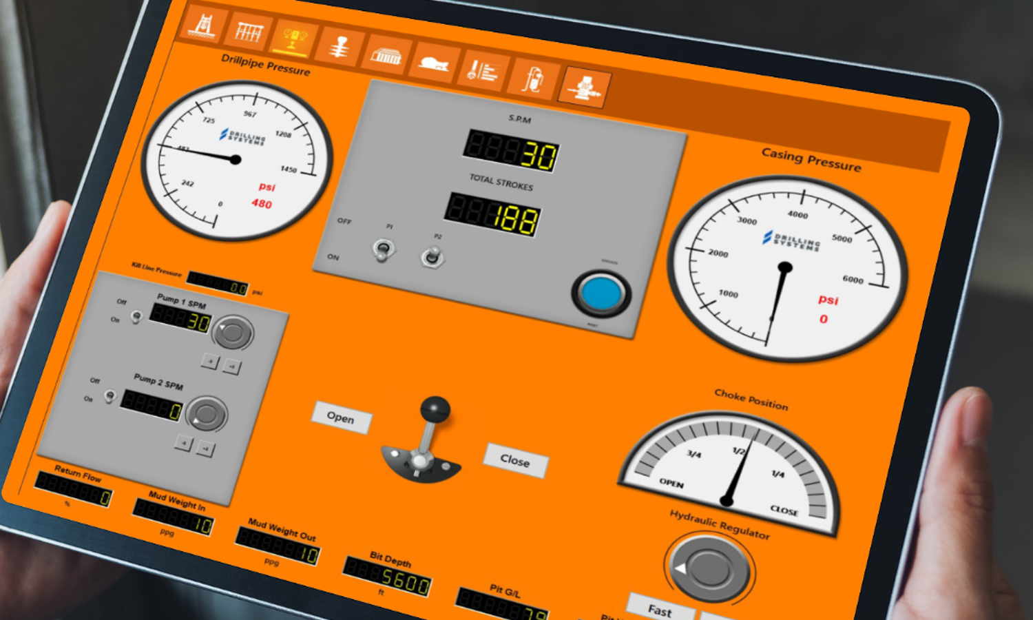 Grande plano de uma pessoa segurando um tablet que apresenta um painel de controlo com vários manómetros, mostradores e indicadores para monitorizar e ajustar a pressão do tubo de queda, a pressão de fundição e a posição do estrangulador.